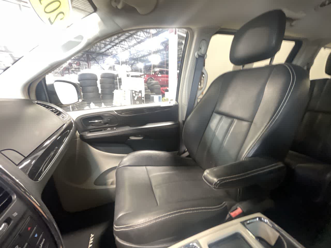 2014 Chrysler Town & Country Touring-L