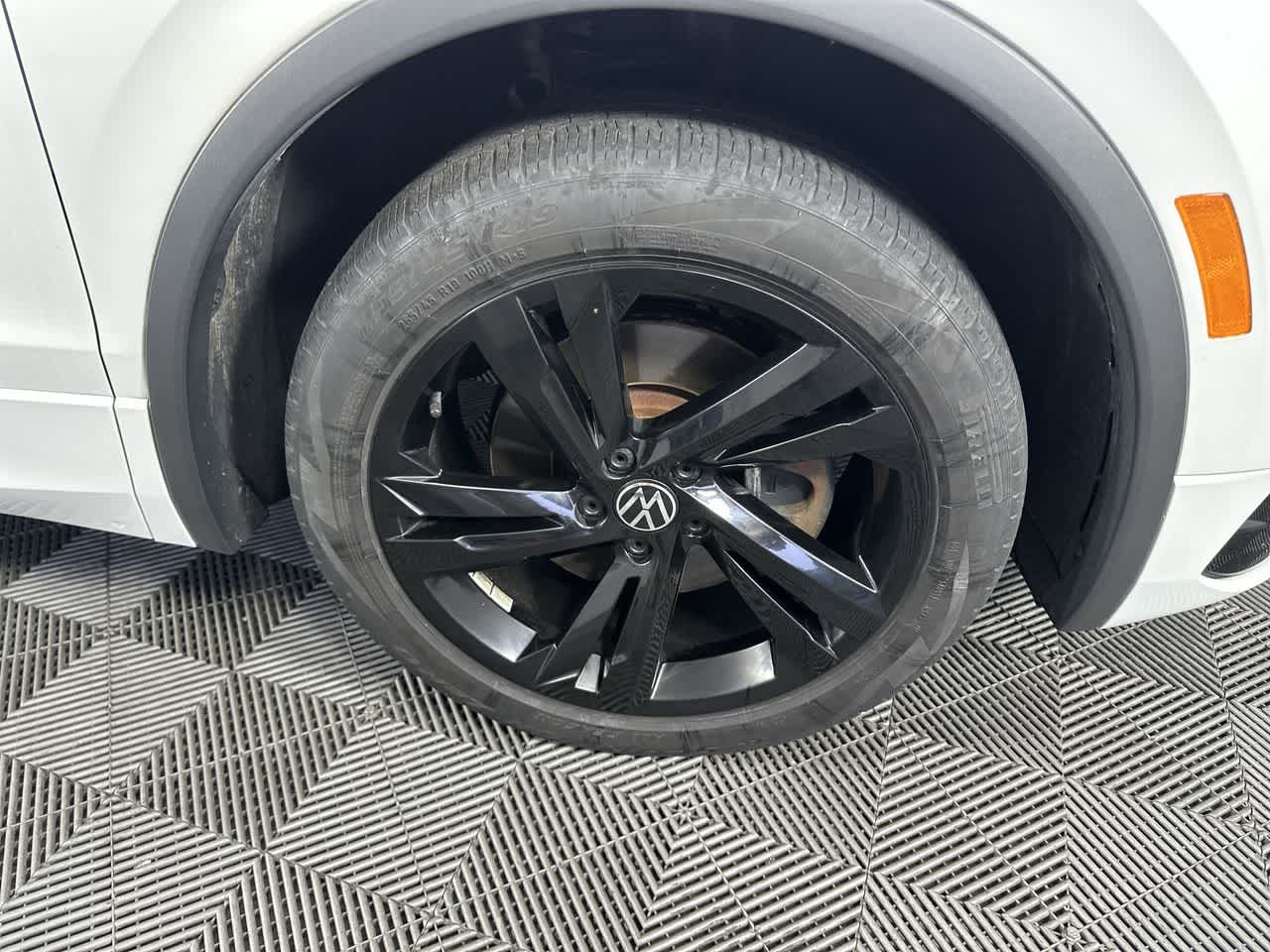 2023 Volkswagen Tiguan SE R-Line Black
