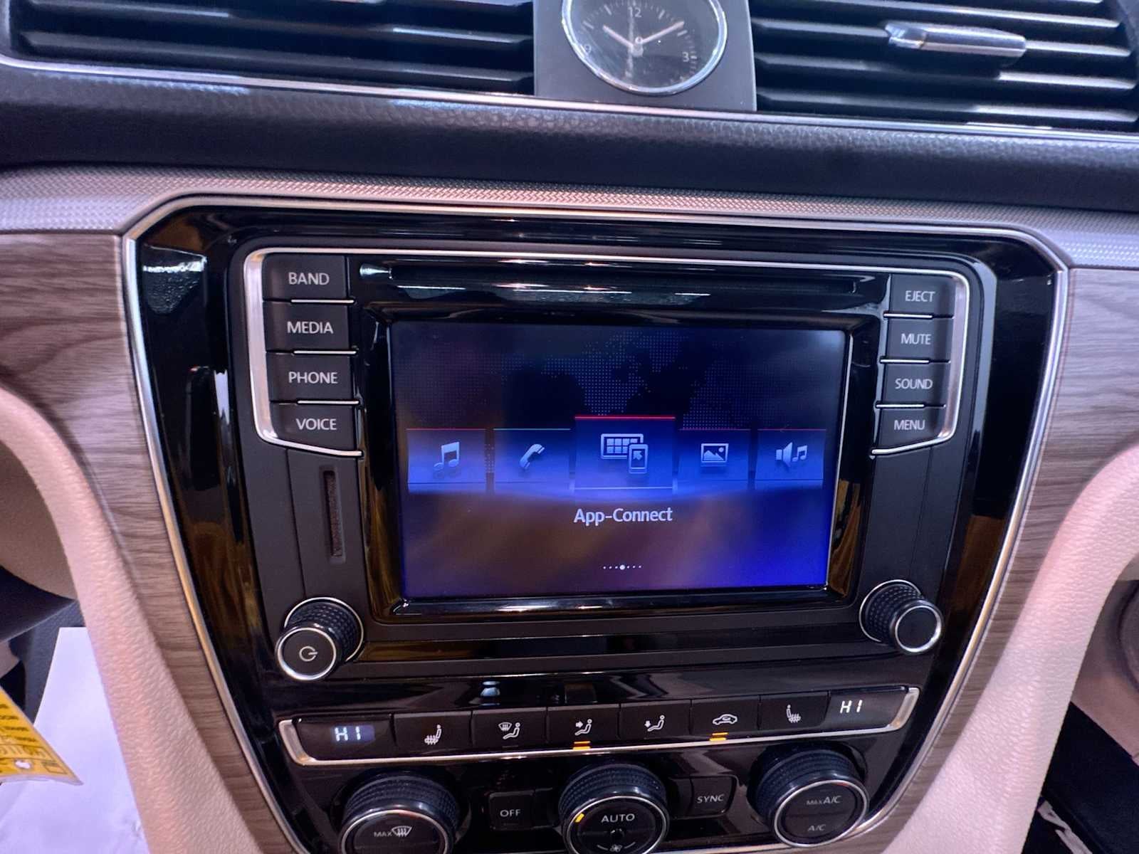 2016 Volkswagen Passat 1.8T SE