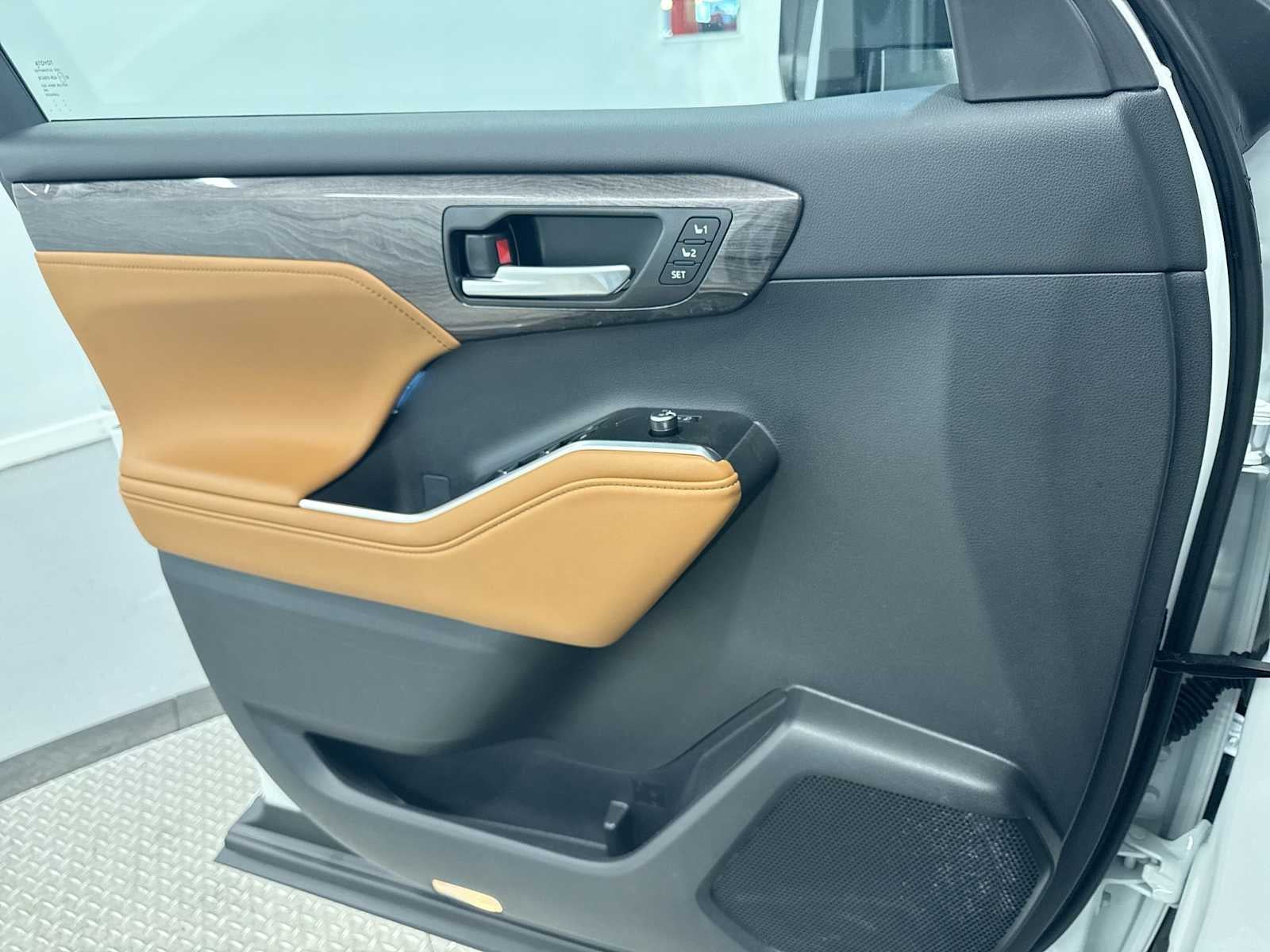 2025 Toyota Highlander Hybrid Platinum