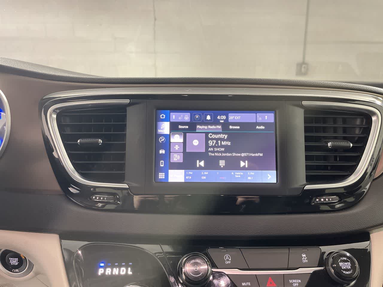 2024 Chrysler Voyager LX