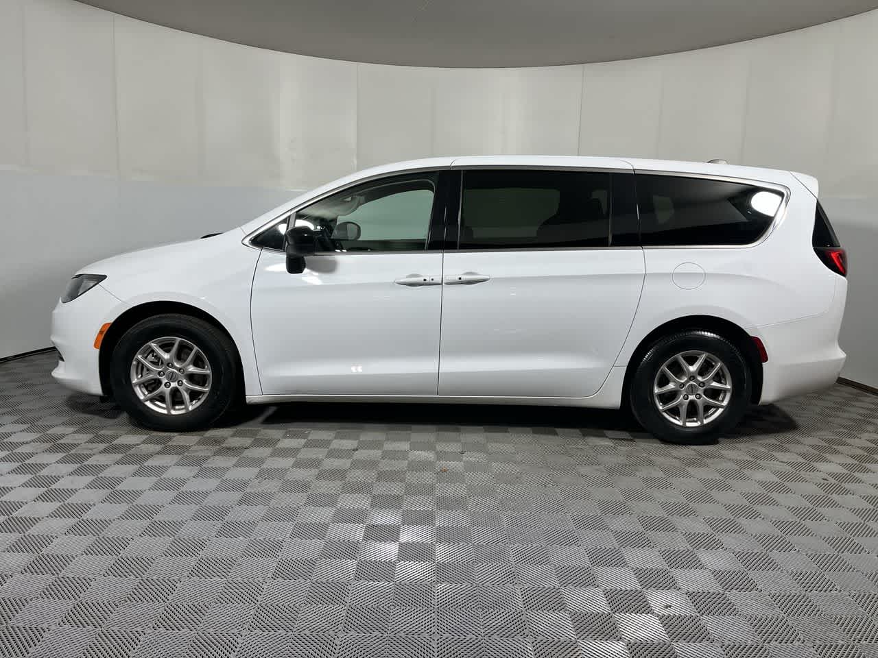 2024 Chrysler Voyager LX