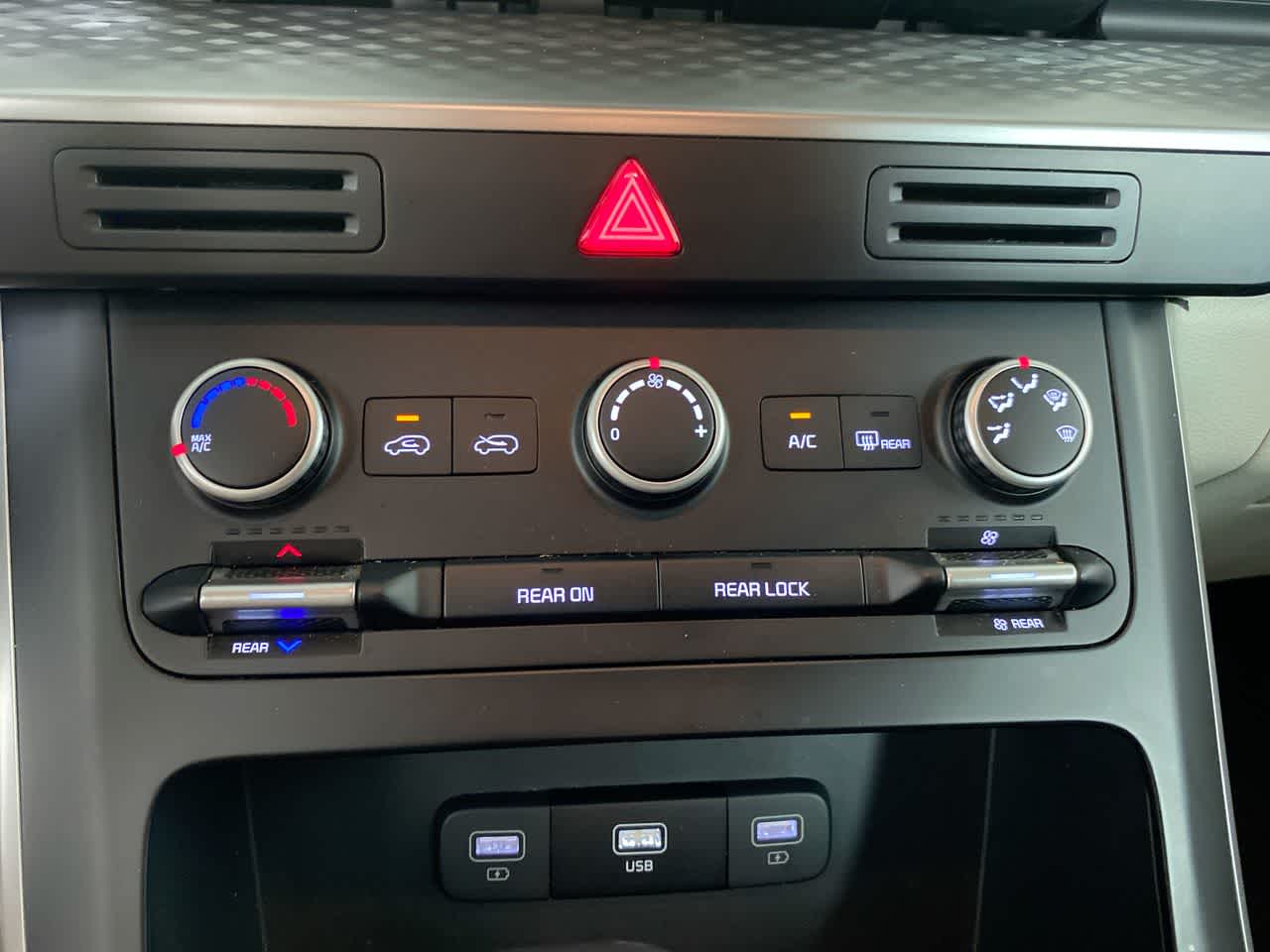 2024 Kia Carnival LX