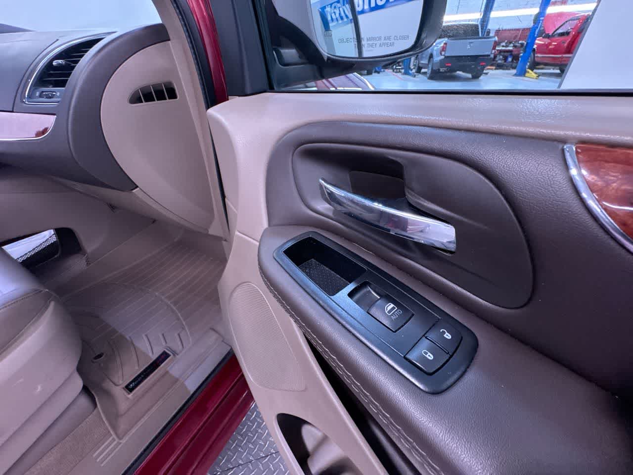 2015 Chrysler Town & Country Limited Platinum